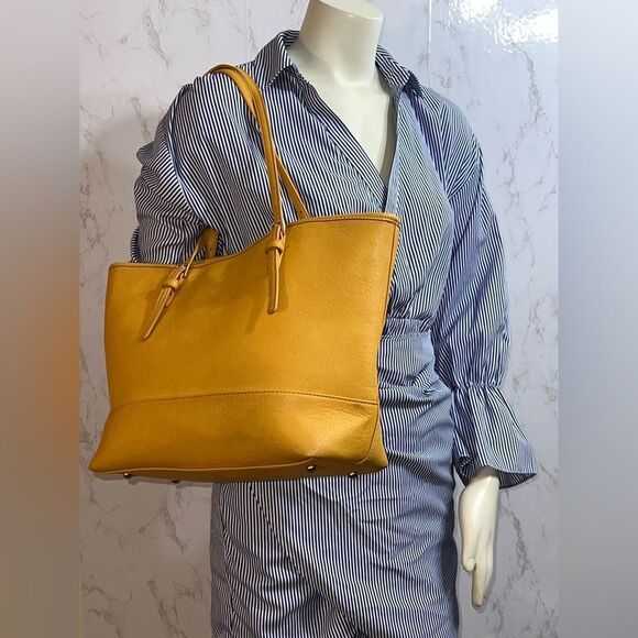 Urban Expressions Tote - Picture 1 of 9